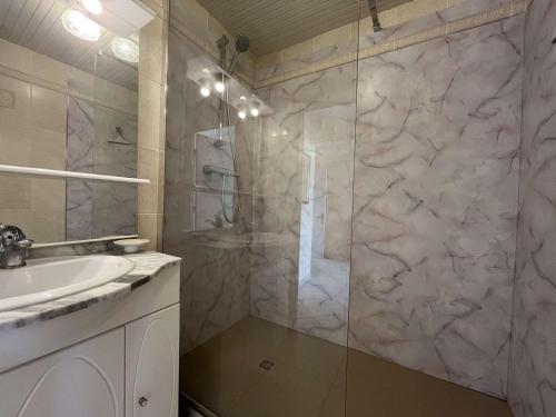 une salle de bain avec douche et lavabo dans l'établissement Bel appartement climatisé 2 pièces au centre avec terrasse - FR-1-308-47, au Lavandou