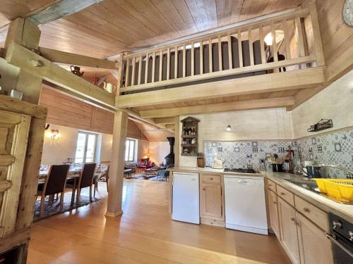 une cuisine avec des appareils blancs et un plafond en bois dans l'établissement Appartement de 5 pièces à Praz-sur-Arly avec cheminée, mezzanine et parking - 8 pers - FR-1-603-7, à Praz-sur-Arly