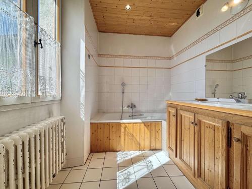 une salle de bain avec une baignoire et un lavabo dans l'établissement Appartement de 5 pièces à Praz-sur-Arly avec cheminée, mezzanine et parking - 8 pers - FR-1-603-7, à Praz-sur-Arly