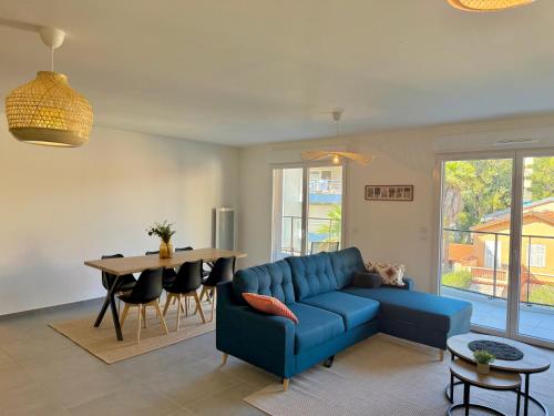 un salon avec un canapé bleu et une table dans l'établissement T3 near beach 15 min from Monaco, à Roquebrune-Cap-Martin