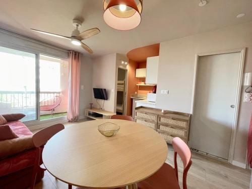 un salon avec une table et un canapé dans l'établissement PGH N40 Studio-cabine en première ligne & parking, à La Grande Motte