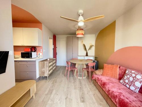 un salon avec un canapé et une table dans l'établissement PGH N40 Studio-cabine en première ligne & parking, à La Grande Motte