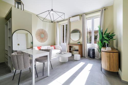 un salon avec une table et un canapé dans l'établissement Évasion Côtière, à Villeneuve-Loubet