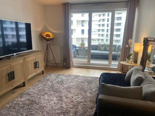 un salon avec un canapé et une télévision à écran plat dans l'établissement Logement entier aubenas, à Aubenas