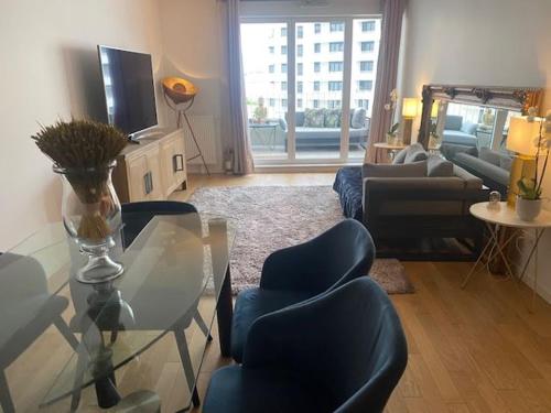 un salon avec une table en verre et des chaises dans l'établissement Logement entier aubenas, à Aubenas