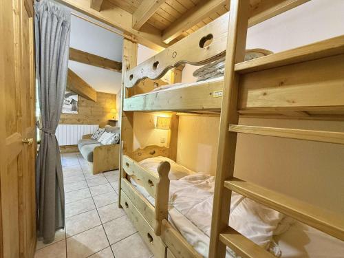 - une chambre avec 2 lits superposés dans une cabine dans l'établissement Studio Cabine Mezzanine à Praz-Sur-Arly, proche pistes et lac, parking, balcon, 6 pers. - FR-1-603-105, à Praz-sur-Arly