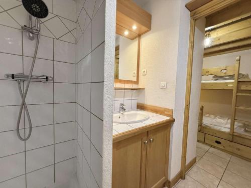 une salle de bain avec douche et lavabo dans l'établissement Studio Cabine Mezzanine à Praz-Sur-Arly, proche pistes et lac, parking, balcon, 6 pers. - FR-1-603-105, à Praz-sur-Arly