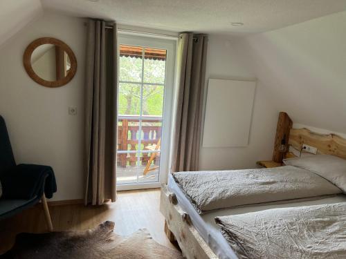 MariahofにあるFerienhaus energieautark in Mariahofのベッドが2つと大きな窓がある寝室