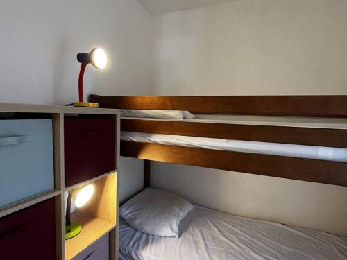 - une chambre avec des lits superposés et une lampe dans l'établissement Studio 4 pers. au Port avec Parking - Canet-Plage - FR-1-750-71, à Canet