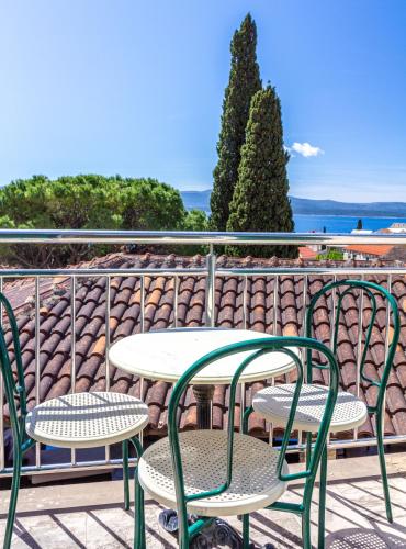 Stone house Dragan in the very center, with pool table, two balconies and the sea view