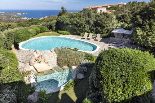 Swimmingpoolen hos eller tæt på Villa Pevero Vista Mare Con Piscina e Palestra
