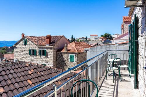 Stone house Dragan in the very center, with pool table, two balconies and the sea view
