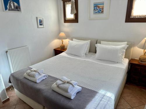 a bedroom with a bed with towels on it at Divers House in Agrari