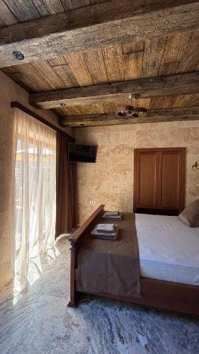 Katil atau katil-katil dalam bilik di OLIVE QUEEN Rustic Estate