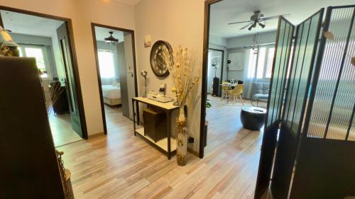 - un salon avec un miroir et un lavabo dans l'établissement Confort Moderne au Cœur d'Antibes, à Antibes