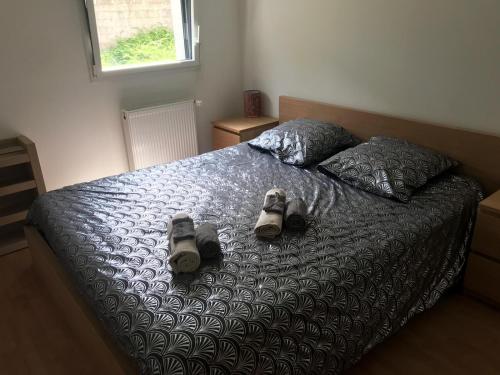 une chambre avec un lit avec des chaussures dessus dans l'établissement Maison avec spa, à Quimper