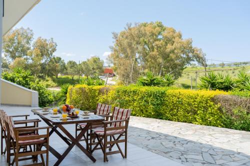 a patio with a table and chairs on a patio at Levanda in Soullároi