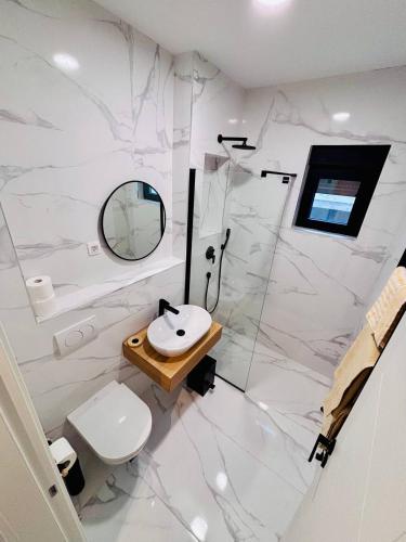 Un baño de Monte Rama Suite Rafailovici