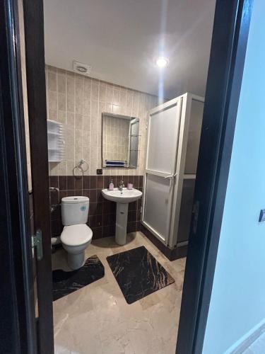 un baño con inodoro y lavabo en Modern Apartment in Casablanca & beach Access, en Casablanca