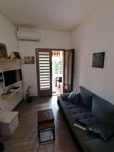 un salon avec un canapé et une table dans l'établissement Rez-de-jardin proche plage, à Cavalaire-sur-Mer