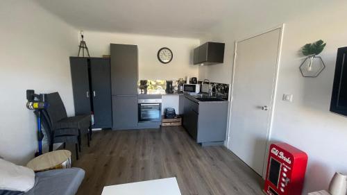 une pièce avec une cuisine et un salon dans l'établissement Escapade de rêve à Saint-Raphaël, à Saint-Raphaël