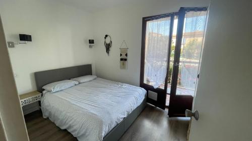 une petite chambre avec un lit et une fenêtre dans l'établissement Escapade de rêve à Saint-Raphaël, à Saint-Raphaël