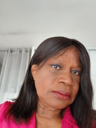 une femme en chemise rose regardant la caméra dans l'établissement D'hébergement, à La Celle-sous-Gouzon