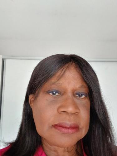 une femme pose pour une photo dans l'établissement D'hébergement, à La Celle-sous-Gouzon