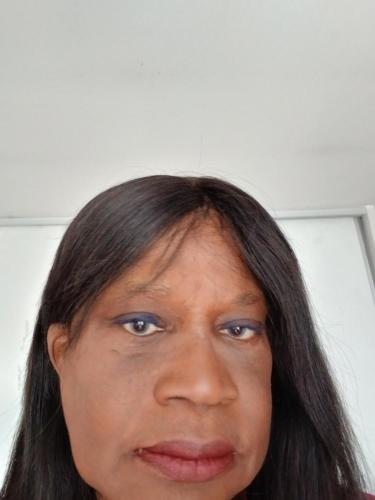 une femme aux cheveux longs regardant la caméra dans l'établissement D'hébergement, à La Celle-sous-Gouzon