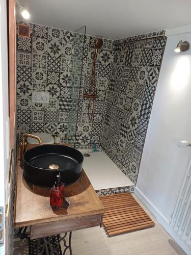 La salle de bains est pourvue d'un mur noir et blanc. dans l'établissement Chez Nina - vue mer, à Mandelieu-la-Napoule