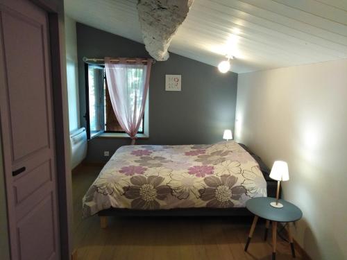 une chambre avec un lit et une fenêtre dans l'établissement Gîte L'hélice, à Douvres