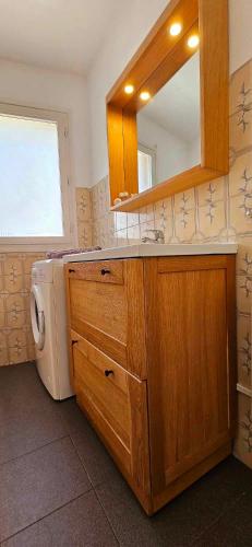 une salle de bain avec un lavabo et une machine à laver dans l'établissement T2 Dernier Étage avec Terrasse 5 min de la Mer, à Nice
