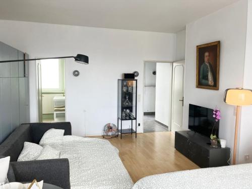 Postel nebo postele na pokoji v ubytování Unique Penthouse Maximilian von Bavaria 1-4 personnes à coté de Louis Vuitton