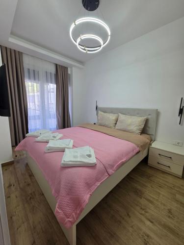 En eller flere senge i et værelse på O&S Luxury Apartment by the Ohrid lake