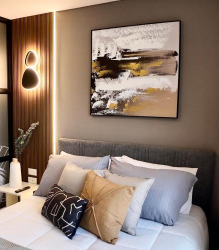 a bedroom with a bed with a painting on the wall at Modern Studio close by La Carolina Metro station in Quito