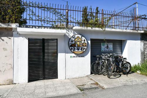 un grupo de bicicletas estacionadas fuera de un garaje en Hostel 2VB, en Shkodër