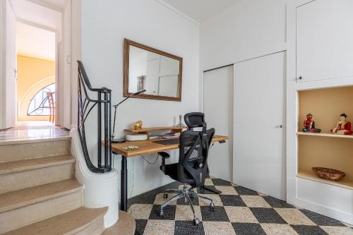 un bureau à domicile avec un bureau et une chaise dans l'établissement Charmant studio Père Lachaise, à Paris