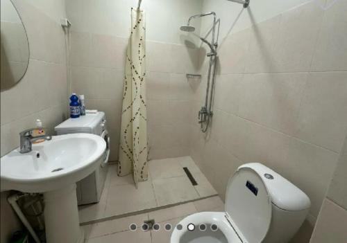 Um banheiro em Квартира