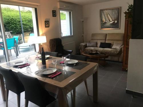 un salon avec une table et un canapé dans l'établissement Maison avec spa, à Quimper