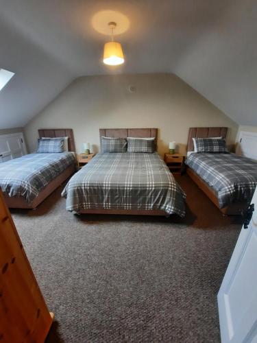 una camera con due letti in mansarda di Clone manor Lodge a Ballyragget