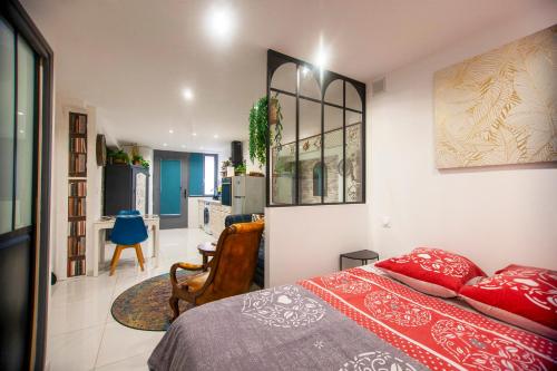 a bedroom with a bed and a living room at Entre plages et centre-Ville in La Ciotat
