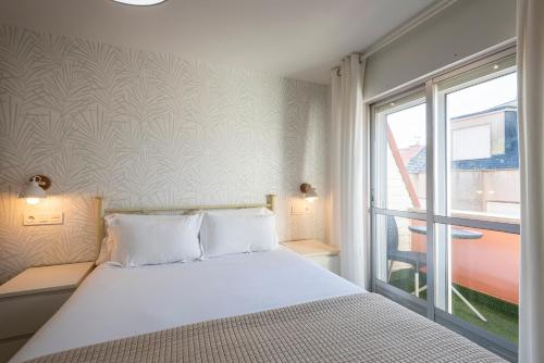 Ένα ή περισσότερα κρεβάτια σε δωμάτιο στο APARTAMENTOS TURISTICOS CASA SARITA - APARTAMENTOS A150 m DE LA PLAYA CANELIÑAS