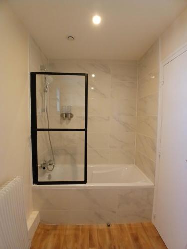 une salle de bain avec douche et baignoire dans l'établissement Birdsong, à Saint-Martin-en-Bière