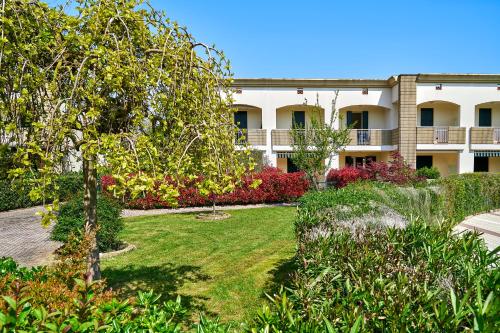 a garden in front of a building at Caorle Oasis Beach House - Host Solution in Caorle