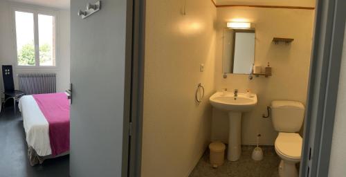 une salle de bain avec un lavabo, des toilettes et un miroir dans l'établissement CHAMBRE PRIVE PROCHE de LA GARE SNCF, à Langeac