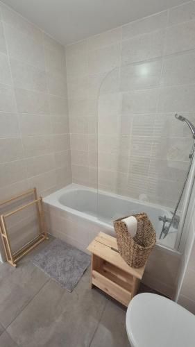 une salle de bain avec une baignoire, des toilettes et un lavabo dans l'établissement New house 10 min from the beach, à Lit-et-Mixe