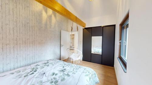 a bedroom with a bed and a window at Mon petit chez soi en Alsace in Rountzenheim