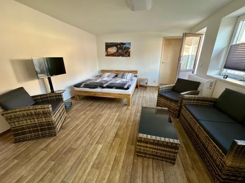 a living room with a couch and two chairs at Ferienwohnung Gerdi in Hoyerswerda