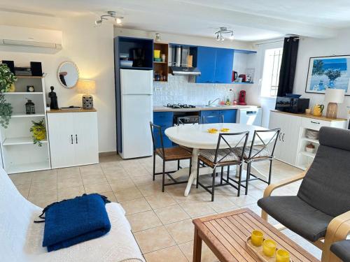 une cuisine et un salon avec une table et des chaises dans l'établissement Villa les Pensées La Londe, à La Londe-les-Maures