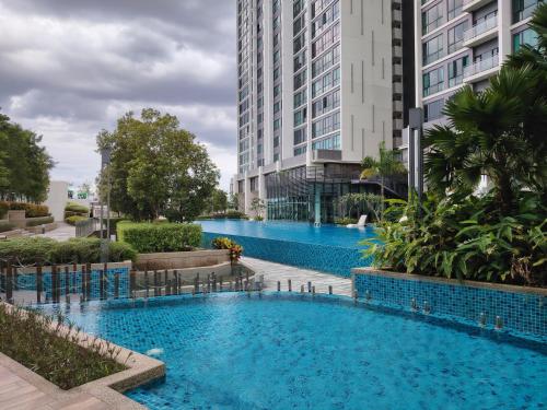 une piscine au milieu d'un immeuble dans l'établissement Sunway Greenfield Residence with Amazing Pool Facilities, à Petaling Jaya